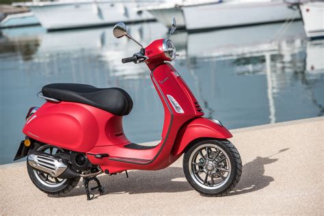 Motorrad Vergleich Vespa Primavera Red Vs Vespa Primavera S