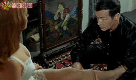 Naked Senta Berger in Diaboliquement vôtre