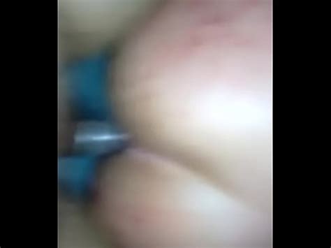 Pequeño maricón en bragas metiéndolo por el culo y siendo golpeado por amigo XVIDEOS