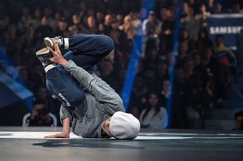 Động tác ke đầu bỗng trở thành một trend hot trên Tik Tok Việt Nam VanHoaDuongPho