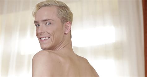 HALL OF KRIS BLENT WHAT A SMILE A SMILE IS A KEY TO HOT GAY ACTION