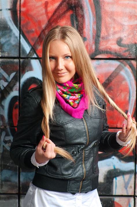 Pose Blonde De Femme Du Graffiti Image Stock Image Du Caucasien Graffitis 16748889