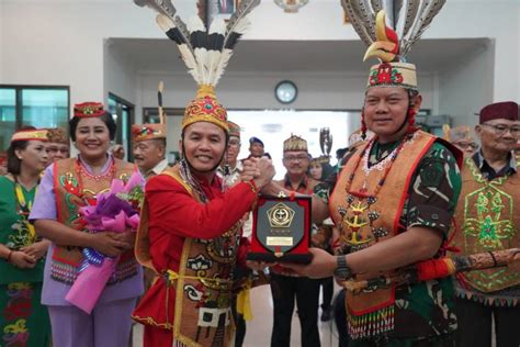 Panglima TNI Terima Penganugerahan Gelar Adat Dayak