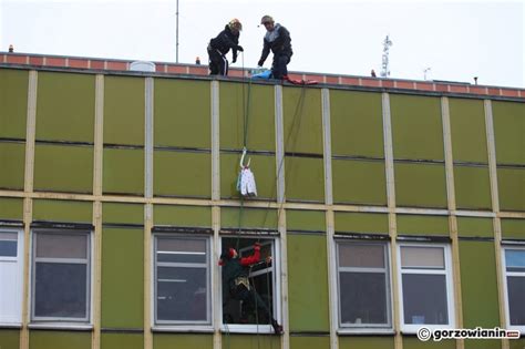 Mikołaj zjechał na linie z dachu szpitala i rozdał prezenty dzieciom