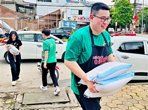 Vợ chồng hot TikToker xứ Nghệ mở bếp ăn 0 đồng cạnh cổng bệnh viện