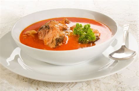 Ungarns Fischsuppe Ist Leuchtend Rot Und Wird Traditionell Mit Karpfen