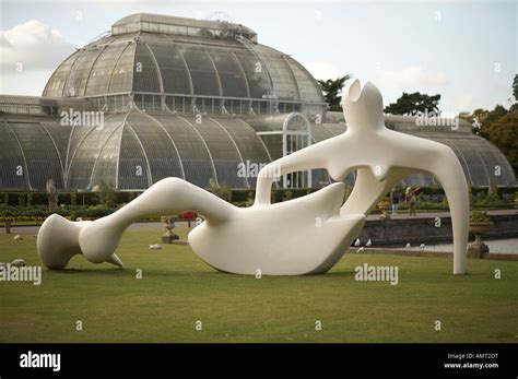 Henry Moore sculpture Large Reclining Figure 1984 Stock Photo - Alamy