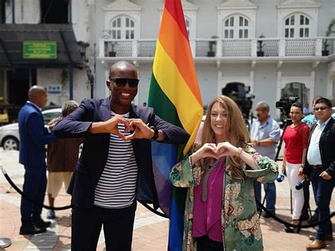 Elcuara Izada De La Bandera Gay En Casco Viejo