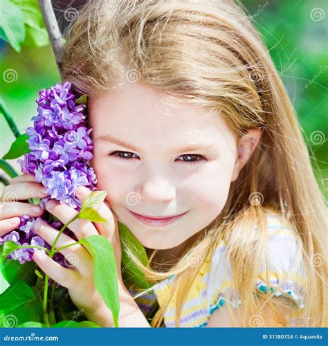 Petite Fille Blonde Assez De Sourire Avec Le Lilas De Floraison Photo Stock Image Du Blonde