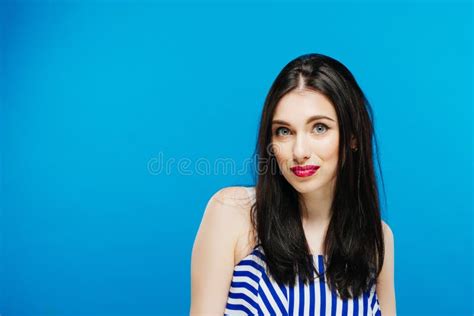Portret Van Grappig Verrast Brunette Met Het Lange Donkere Haar Stellen In Studio Op Blauwe