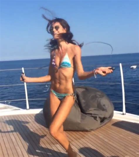 EGO Izabel Goulart posta vídeo pulando corda Fazendo o que eu mais