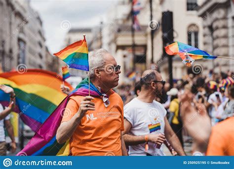 Gente Con Banderas Y Carteles Celebrando El Desfile Del Orgullo Londres