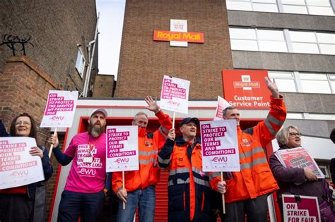 Thousands Of Uks Royal Mail Workers Launch 48 Hour Strike Business