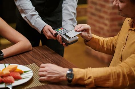 Hombre pagando con tarjeta de crédito Foto Premium