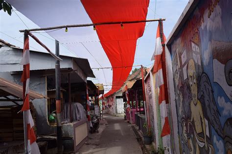 Keren Warga Desa Pekauman Kulon Tegal Meriahkan HUT RI Dengan Bendera