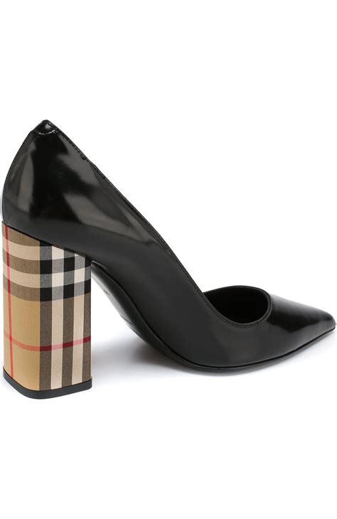 Женские черные лаковые туфли на устойчивом каблуке BURBERRY купить в ...