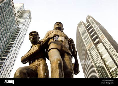 Ninoy Aquino Monument In Makati Philippines Stock Photo Alamy