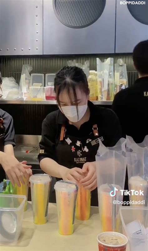 Giới trẻ TP HCM đổ xô đi săn chiếc ly cầu vồng đang hot hàng dài người xếp hàng mòn mỏi chờ mua