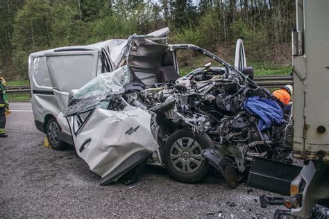 Unfall A81 Transporter Kracht In Klein Lkw Zehn Kilometer Stau Auf A81