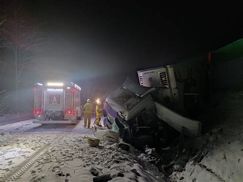 Wypadek kolizja na A1 koło Piotrkowa w Adolfinowie Ciężarówka spadła