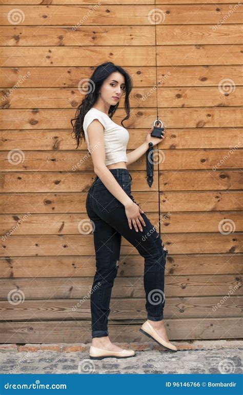 Junger Brunette Mit Dem Gelockten Haar Stockfoto Bild Von Karosserie Bluse 96146766