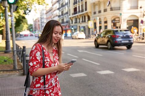 Mujer Latina Joven Que Mira El Tel Fono Inteligente Para Pedir Transporte P Blico Foto Premium