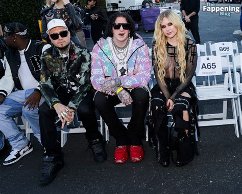 Avril Lavigne Shows Off Her Tits The Th Anniversary Celebration Of Ashton Michael Atelier