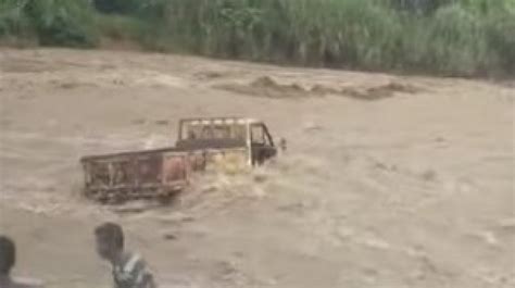 Viral Video Truk Hanyut Terseret Arus Sungai Di Bogor Netizen Alam