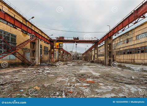 Territorio De Zona Industrial Abandonada En Espera De Demolición Foto