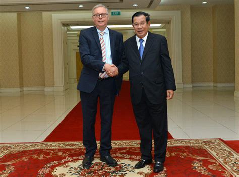 Le PM cambodgien reçoit le nouvel ambassadeur suédois ករសងពតមន