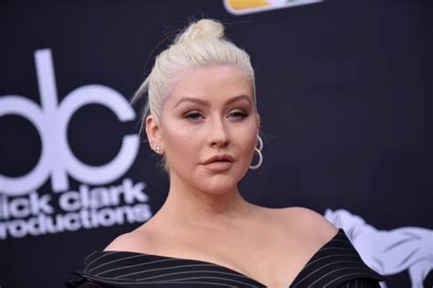 Pregnant Christina Aguilera Shows Off Her Nude Baby Bump In V Magazine Artistic Photoshoot