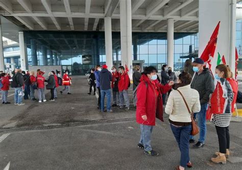 Presidio Dei Lavoratori Delle Pulizie A Malpensa Varesenews Foto