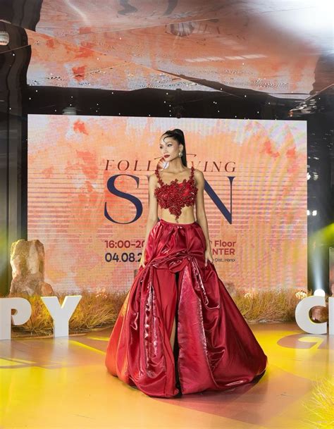 Lynk Lee Khoe D Ng M Nh Mai H Hen Ni N Ng B Ng V I Bikini En Huy N B