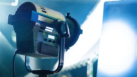 Профессиональное световое оборудование на съемочной площадке ...