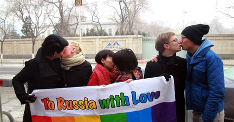 G Ativistas Promovem Beija O Gay Contra Lei De Homossexualidade Russa Not Cias Em Mundo