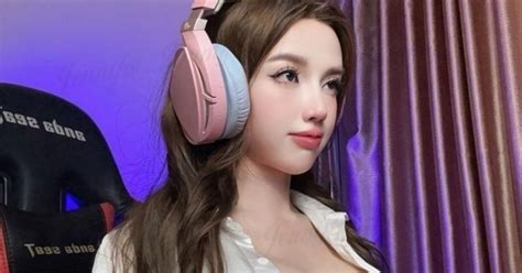 Đăng hình ảnh trải nghiệm game hot girl đặt góc quay nhạy cảm