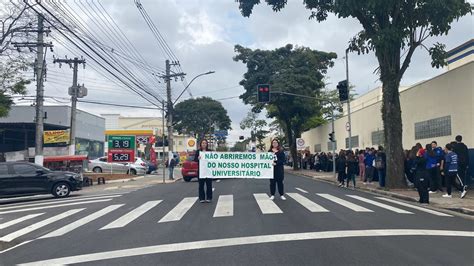 Estudantes De Medicina Da Unitau Fazem Protesto Por Causa Da Crise No