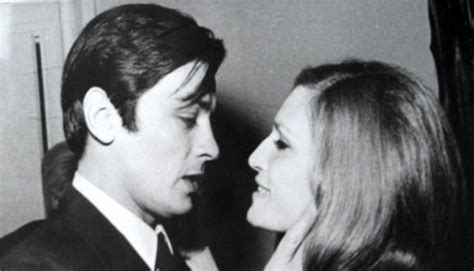 Далида и Ален Делон исполнили популярный шлягер Paroles paroles. Песня ...