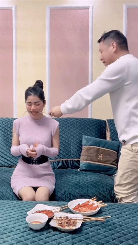 Rầm rộ clip Hằng Du Mục bị chồng dùng chân tác động ngã lăn quay trên ghế Hot KOLs Đời