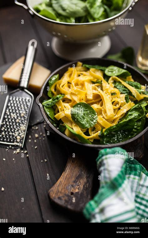 Spinach tagliatelle pasta Stock Photo - Alamy