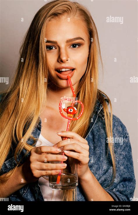 Junge Blonde Frau Auf Wei En Backgroung Geste Daumen Nach Oben Isoliert Emotionale Posiert