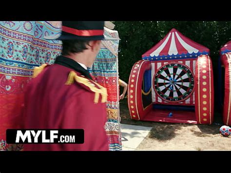 MYLF Follando con una MILF muy alta en un castillo inflable Tráiler XVIDEOS