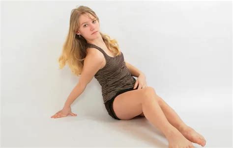 Обои girl shorts model blonde cute long haired на телефон и рабочий стол раздел девушки