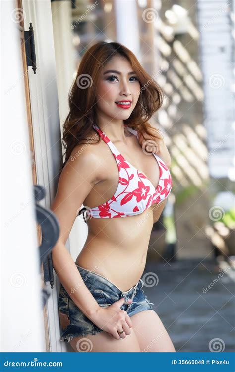 Mujer Asi Tica Hermosa Joven En Bikini Rojo Con Los Pantalones Cortos Foto De Archivo Imagen