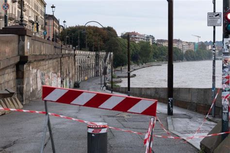 Maltempo Il Po Esonda A Torino Chiusi I Murazzi Lapresse