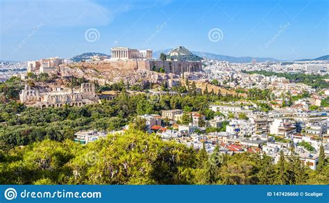 Vista A Rea De Atenas Con La Colina De La Acr Polis Grecia Foto De