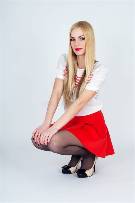 Belle Pose Blonde Aux Longues Jambes Sur Un Fond Photo Stock Image Du Gris Propre