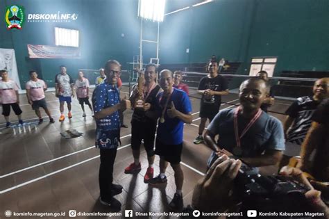 Lewat Badminton IKA Smasa Pererat Tali Silaturahmi Dinas Komunikasi