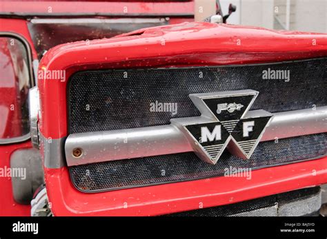 Kühlergrill Der Eine Rote Oldtimer Massey Ferguson Bauernhof Traktor Stockfotografie Alamy