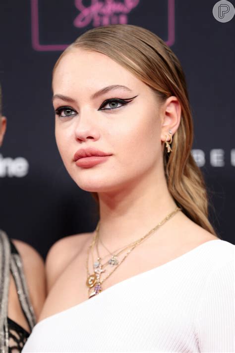 Foto Maquiagem trendy delineado gráfico e boca nude formam duo fashion para o verão 2020